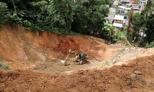 Queda de barranco no Santa Etelvina está contida, diz Prefeitura de Manaus