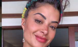 Aline Riscado posa de shortinho e exibe barriga trincada