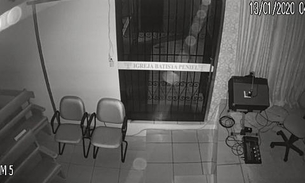 Vídeo mostra homem invadindo e roubando igreja evangélica em Manaus