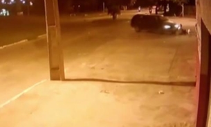 Vídeo chocante mostra motorista atropelando crianças em calçada 