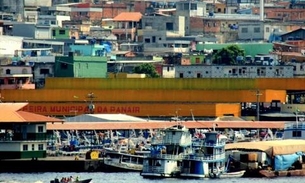 De lancha, criminosos desembarcam em feira e atiram 4 vezes contra homem em Manaus
