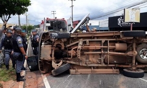 Motorista fica preso em ferragens após carro capotar em avenida de Manaus