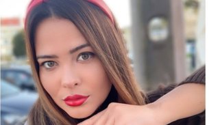 Em momento picante, Geisy Arruda com seios à mostra exibe marquinha de bronze