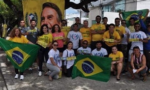 Em Manaus, apoiadores de Bolsonaro coletam assinaturas para criação de partido