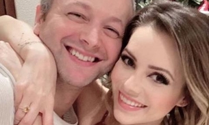 Sandy é criticada ao passear com filho em carrinho de bebê, na Disney