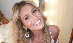 Lívia Andrade exibe bumbum empinado durante férias