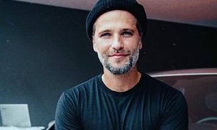 Bruno Gagliasso tatua nome do filho no pescoço