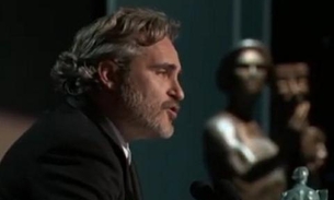 Joaquin Phoenix faz homenagem a Heath Ledger no SAG Awards