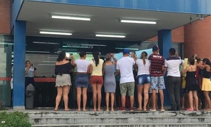 Familiares de grávida morta protestam em frente à delegacia em Manaus