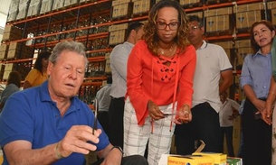 Em Manaus, Central de Logística recebe visita do prefeito e secretária de Educação