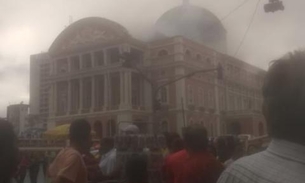 Fumaça cobre Teatro Amazonas e deixa populares em pânico; Saiba o motivo