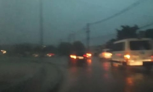 Em Manaus, chuva causa alagações e abre cratera na pista 