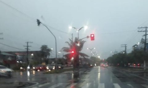 Em Manaus, chuva torrencial faz estragos e deve continuar a cair ao longo do dia