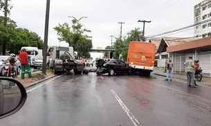 Acidente entre carro, ônibus e caminhão deixa trânsito lento em avenida de Manaus 