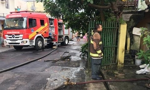 Populares resgatam três crianças de residência em chamas em Manaus