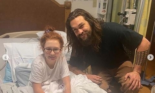 Jason Momoa visita crianças internadas para tratamento em hospital