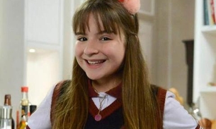 Sophia Valverde posta foto de beijão no namorado de 17 anos e se declara 