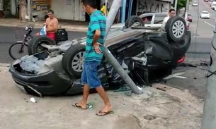 Em Manaus, motorista fica gravemente ferido após carro colidir com outro e capotar em avenida