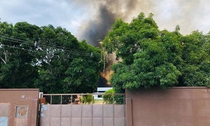 Em Manaus, bombeiros tentam a todo custo controlar fogo que engole usina de plásticos