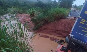 Cratera se abre em rodovia, engole veículos e mulher desaparece