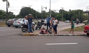 Homem fica ferido em acidente entre carro e motocicleta em avenida de Manaus