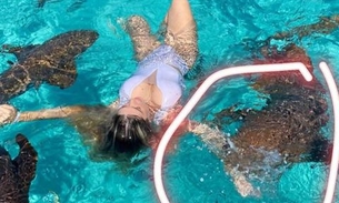 Blogueira é mordida por tubarão ao fazer foto no meio dos animais nas Bahamas
