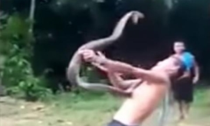 Vídeo: Encantador de serpentes morre por ataque de cobra-rei