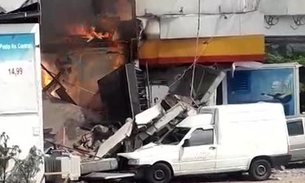 Bomba de posto de gasolina explode e incendeia carros e uma loja de conveniência