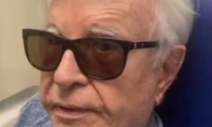 Aos 92, Cid Moreira leva queda da escada e é levado à emergência