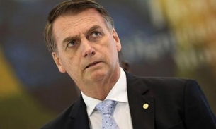 Jair Bolsonaro deixa hospital apoiado em assessor e motivo de internação é revelado