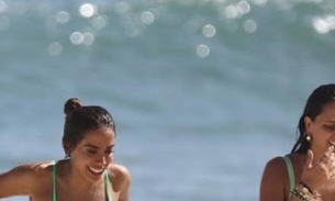 De fio-dental, Anitta chama atenção em praia ao lado de cunhada  