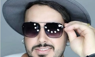 Cantor sertanejo morre ao ter corpo arremessado em poste durante acidente de moto