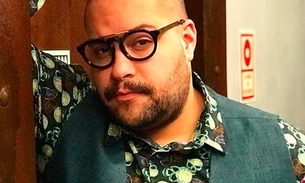 Neto de Silvio Santos, Tiago Abravanel beija marido em público pela primeira vez 