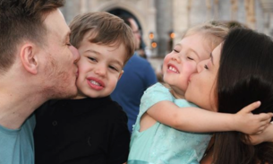 Curtindo a neve, Michel Teló faz post apaixonado à esposa Thais Fersoza