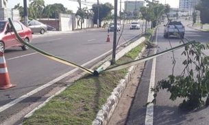 Em Manaus, poste tomba e interdita parte de avenida na Ponta Negra