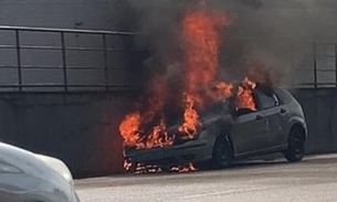 Em Manaus, carro é engolido por fogo no meio de avenida movimentada