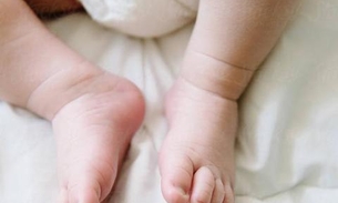 Recém-nascido quebra a cabeça após cair no chão durante briga de pai e tio no Amazonas