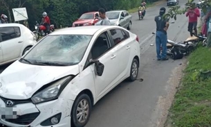 Homem tem perna dilacerada ao colidir com carro em avenida de Manaus