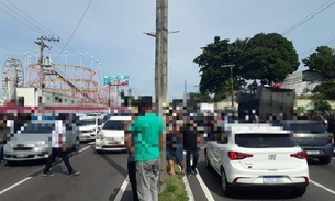 Professores e motoristas de aplicativo protestam em frente à Aleam