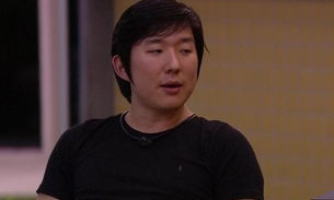 BBB20: Pyong cumpre promessa e surge com roupas coloridas 