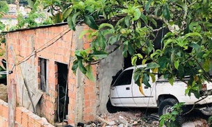 Idoso e criança ficam feridos após caminhonete descontrolada invadir residência em Manaus