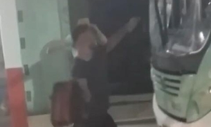 Fora de si, homem destrói ônibus após ter carro batido em rua de Manaus; Veja vídeo