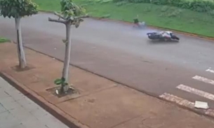 Com CNH suspensa, motociclista a 200 km/h atropela e mata idosa de 80 anos