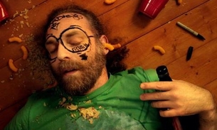 Bêbado, homem cai de nove andares, se levanta e continua bebendo