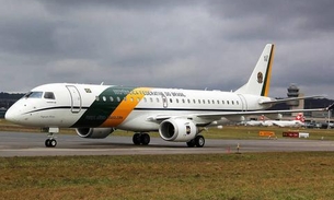 Avião da FAB com 130 brasileiros deportados dos EUA chega ao Brasil