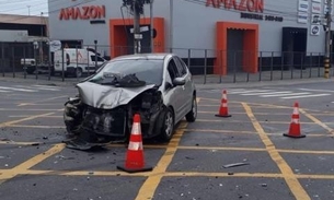 Acidente entre carro e caminhão deixa motorista ferido em avenida de Manaus