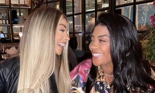 Ludmilla dá beijaço de língua em esposa durante dança no palco: 'deu calor'