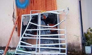Três passageiros ficam feridos após micro-ônibus invadir e destruir apartamento em Manaus