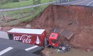 Cratera engole carro e caminhão e deixa um morto em rodovia