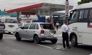 Em Manaus, acidente entre carro e micro-ônibus paralisa avenida e causa caos